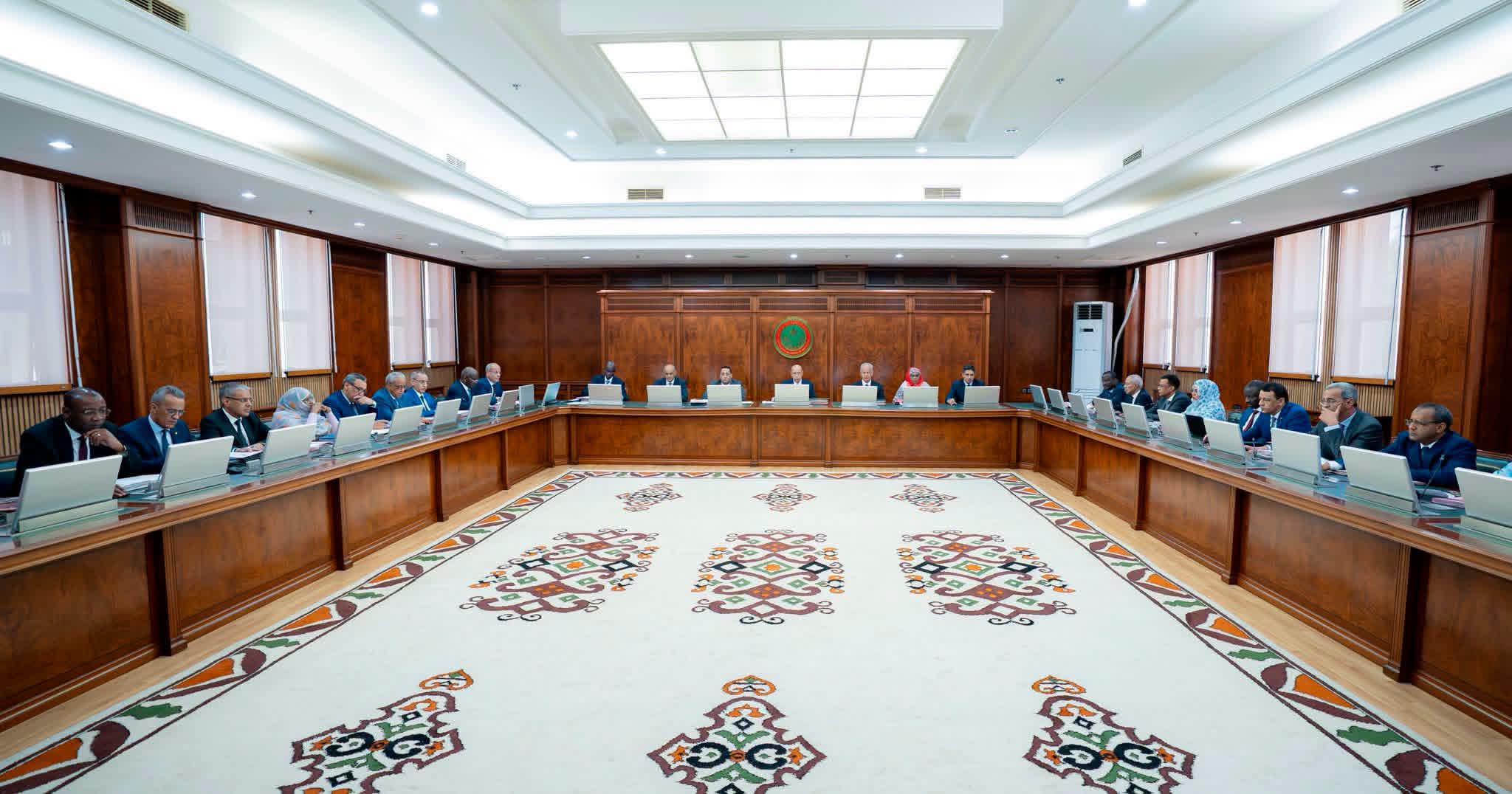 سيدي الرئيس دائما تجدهم وكأنهم هم ...